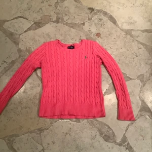 Stickad tröja - En superfin stickad rosa tröja från ralph lauren❤️ jättebra skick, storlek 16-18 år men är väldigt liten i storleken💕 budgivning från 149kr❤️ frakten kostar 66kr