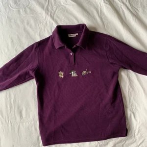 Långärmad höst pikétröja  - En såååå fin lila höstpiké med svampar och löv på🍂🍄 perfekt till nu när det är lite svalare. Materialet är i typ manchester och jätteskönt🤎 dm för frågor/om du vill köpa <3