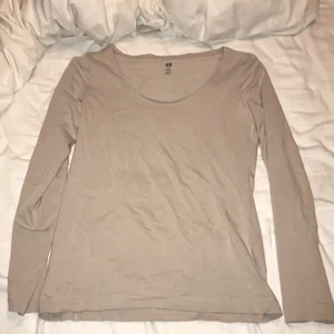 Beige tröja  - Beige tröja från H&M i storlek M🤎Säljer den för 20 kr + frakt🥰går att mötas upp i närheten