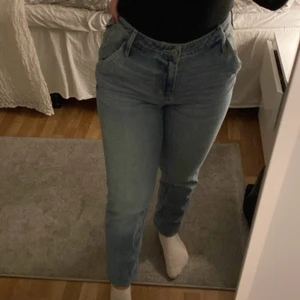 Hollister - Jeans från hollister i en ljus färg. Storlek 29/27, jag är 162 cm och får vika upp dom en liten bit. Aldrig använda och köpta för ca 600 kr