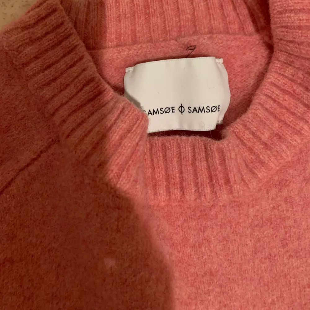 En grön och en rosa ull tröjor från Samsøe Samsøe. Båda är XS storlek. Köpt för 850kr-st på rea.Säljer båda för 400. Tröjor & Koftor.