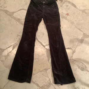 Jeans - Ett par jätte snygga jeans från pull&bear❤️ storlek 34, säljer för att de inte kom till användning tyvärr😌💕 köp direkt för 150kr eller budgivningen på 100kr.Frakten kostar 66 kr❤️