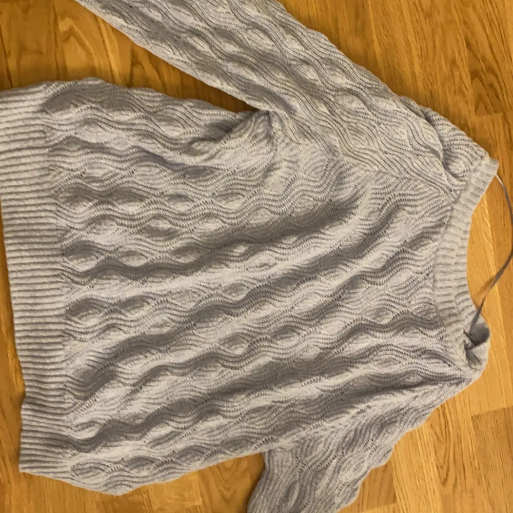 Superfin tröja som är lite stor på mig som är XS då jag säljer den för 150 kr när jag köpte den för 300 då den knappt är använd och i mycket bra skick. Stl S köpt på dam och älskar den!💙 FRAKT INGÅR🧊. Stickat.