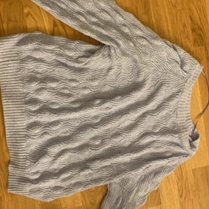 Blå stickad tröja💙 - Superfin tröja som är lite stor på mig som är XS då jag säljer den för 150 kr när jag köpte den för 300 då den knappt är använd och i mycket bra skick. Stl S köpt på dam och älskar den!💙 FRAKT INGÅR🧊