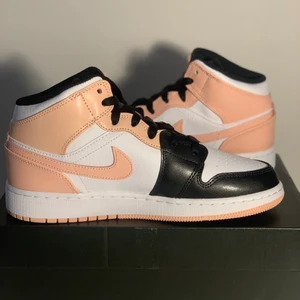 Jordan 1 Mid Crimson Tint  - Hej! Jag säljer detta fina par "Jordan 1 Mid Crimson Tint" i storlek 38,5! Skorna har aldrig blivit använda och därför i perfekt skick! Äkthets garanti utlovas och skoboxen följs med vid köp. Vid funderingar är det bara att skriva ett meddelande 😁