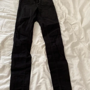 Jeans  - Svarta Molly Jeans, hög midja och smal passform, fint skick. Frakt står köpare för (köpare väljer fraktsätt) eller kan vi mötas upp i Kävlinge/Lund/Landskrona/Staffanstorp/Löddeköpinge osv 