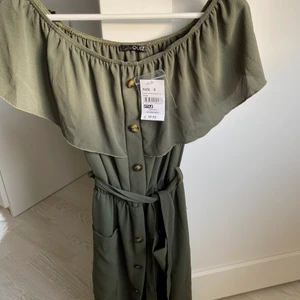 Klänning  - Oanvänd klänning med mycket stretch i midjan. Frakt står köpare för (köpare väljer fraktsätt) eller kan vi mötas upp i Kävlinge/Lund/Landskrona/Staffanstorp/Löddeköpinge osv 