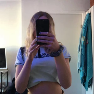 Vintage Nike croppad t-shirt  - Snygg croppad t-shorts från Nike🤍 köpt secondhand så vet inte original priset men den är super snygg, har vikt upp den på bilden men den är ganska kort ändå.🤍 70kr eller högsta bud, köparen står för frakten 💙💕💞💘💖 vet inte storleken men sitter som en s-xs