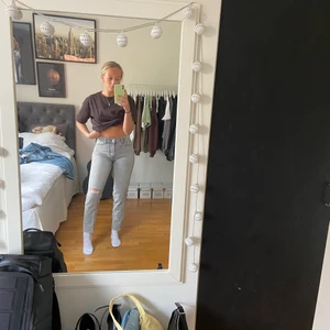 Gråa jeans - Gråa jeans med hål i knät🤍