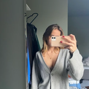 Kofta - Säljer denna fina kofta då den inte kommer till användning längre. Man kan använda den på olika sätt som syns på bilderna.  Hör av er för fler frågor eller bilder🥰