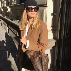 Kamelfärgad ullkappa - Ullkappa i superhärlig färg! Från en kollektion av H&M i samarbete med Manteco💖 Kan mötas upp i Göteborg eller frakta, köparen står då för eventuell frakt!