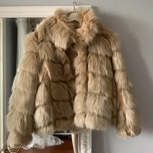 Jacka - Säljer min fina jacka ifrån Zara! Väldigt trevlig att ha nu i höst/vinter. Fake päls såklart. Köparen står för frakten