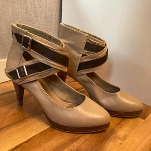 Beige/bruna klackskor  - Säljer dessa snygga klackskor. Dom är köpta från din sko. Dom är använda men ändå i fint skick. Man kan se nån liten skada, men inget man direkt lägger märke till. För fler bilder skriv i dm:) ❗️frakt tillkommer❗️