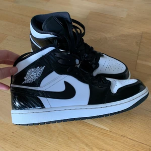 Jordans - Air Jordan 1 mid carbon fiber, köpta för 1800 kr på restocks i mars. Ganska mycket använda och lite creasade. Saknar orginallåda