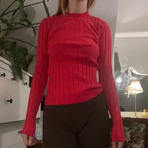 Weekday tröja - Storlek small, knappt använd, jättemysig. Mörkrosa i färgen. 