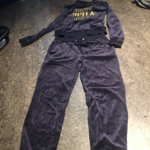 Blå mjuk set - Blå mjuk set från H&M så fin och mysig passar året om. Lite trådar som gått upp på texten men om klipper av så kommer de inte synas.