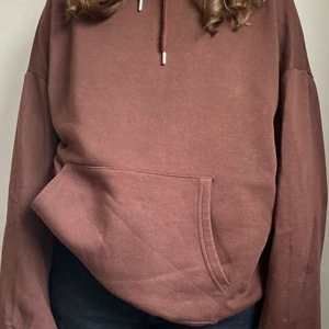 Hoddie  - Mörk brun hoddie, lång i armarna. 
