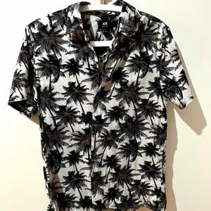 Skjorta 🌴  - En enkel skjorta från H&M i storlek Men’s Small. 🥰 Vitt och svart med inslag av gråbrunt. Plagget finns i Stockholm
