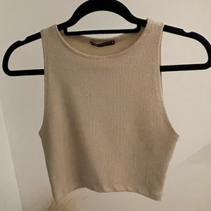 Crop top - Den perfekta high negk toppen från Zara, använd ca 2 gånger. Alltså i otroligt bra skick, köparen står för frakten. 