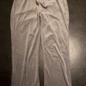 Sköna mjukisbyxor från gina tricot - Säljer för dom inte kommer till användning, dom är jätte sköna att ha som mys byxor och formar höfterna fint