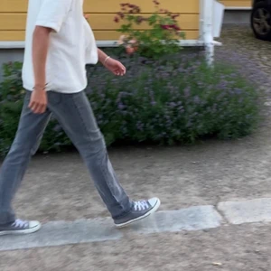 Vicky Basic Jeans - Säljer mina gamla Vicky Basic Jeans, kommer ej till användning längre. Ligger snyggt över skorna & är väldigt sköna. (Burkar ha storlek 29/31 på jeans, dessa är från Dam avdelning & är i storlek 42.) 