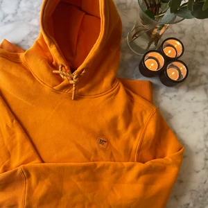 Superdry Hoodie i L - Orange Superdry Hoodie , enbart använt en gång (exclusive när jag tog bilden) storlek L och är från herravdelningen på Superdry. Alla bilder är mina🧡 Kan mötas i Nacka, ej fri frakt.