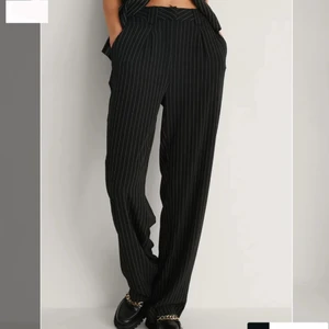 Kostymbyxor - Randiga kostymbyxor från nakd. Helt oanvända!!😁 Går ner till backen på mig som är 171!