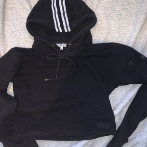 CROPPAD HOODIE - Croppad tunnare hoodie med detalj på luvan från chiquelle i strl. XS men passar även en S. Eventuell frakt betalas av köparen!