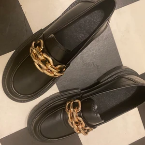 Snygga skor - En snygg sko med kraftig sula.  Storlek 39, kan passa en 38 oxå … Perfekt nu på hösten. Så mjuka o sköna o gå i. NYA !!  Kan mötas upp i Göteborg, eller skicka .