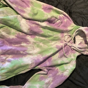 Fin Hoodie med tiedye - Fin hoodie med pastellfärgen från PLT dvs prettylittlething i storlek S. Passar även storlek M och XS. Jättefin i materialen o h tjock och mysig. Nypris 375kr men säljer för 150 kr pris kan diskuteras😊 aldrig använt den nästan och är nytvättad. Kontakta vid mer info eller bilder svarar direkt🥰 kund stör för frakt👌🏼
