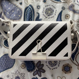Off-white binder bag  - Rätt använd men har mycket kvar och ge har og bag och tags kvar nypris runt 9000kr 