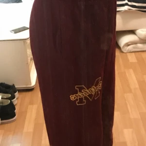 Vida mjukisbyxor - Ett par vinröda vida mjukisbyxor. Är 173, de går ner till hälarna. Endast testade☺️