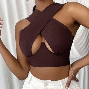 brun korsad topp - frakt ingår i pris! supersnygg, trendig och smickrande topp, perfekt till fest! håller bysten på plats! aldrig använd. köpt för 120kr, säljer för 100kr inkl frakt. budgivning pågår, högsta bud 130kr. budgivning avslutas 12:00 1/11