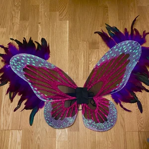 Älvvingar - Helt oanvända älvvingar parfekt för dig som vill på halloweenfest. De kostade 300kr när jag köpte dem och säljer därmed dem för 249kr. PRISET KAN DISKUTERAS!! Inte en endaste repa och med glitter och fjädrar som detaljer. 