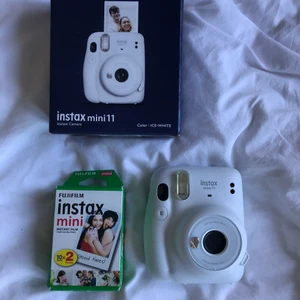 Instax kamera mini 11 - Säljer nu min Instax mini 11. Fin kamera som skriver ut dina bilder direkt. Köp för 550 och få med kamera samt 20 påfyllnings bilder. Köpt i somras och använts väldigt lite därför säljer jag nu den. Det är absolut inget fel på den då den ser och fungerar som en helt ny. Nypris kamera 799kr. Nypris påfyllnings bilder 199kr. 