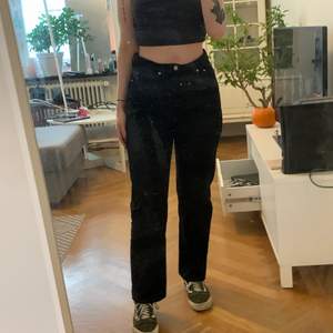 Svarta jeans av Weekday i stilen Rowe, längd 30