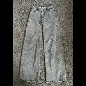 Grå håliga jeans - Säljer nu mina älskade jeans från bershka då de börjar bli för små för mig:( tycker om dessa supermycket men tyvärr börjar de bli för små. Köpte dem från en annan tjej på plick men dem kommer från bershka från första början. Vet inte hur mycket hon använt dem men jag har bara använt dem runt 5 gånger. Jag står för frakten!! Skriv gärna vid frågor eller intresse🥰
