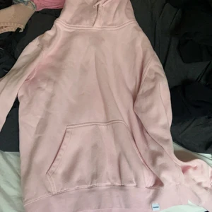 Pull and bear hoodie - Säljer pga att den är för liten. Jätte fin rosa färg som passar till det mesta. Inte jätte nyskick men fortfarande lika fin och skön. Minns inte nya priset❤️