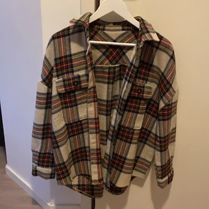 Overshirt/jacka - Skitsnygg skjortjacka till höst och vår. Står inget märke eller stl men skulle säga att den passar xs-m beroende på hur man vill den ska sitta