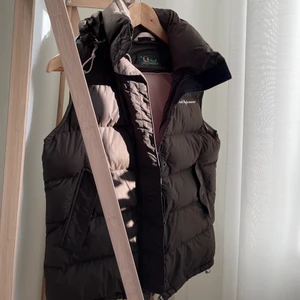  Dun väst  - Säljer denna då jag tyvärr inte får så mycket användning för den. Ser nästan ut som ny och är från peak performance💛