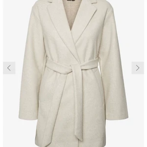 Skärpförsedd jacka  - Säljer min super fina kappa i storlek s då den inte kommer till användning. 