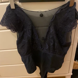 Spetsbody  - Spetsbody ifrån Piesces. Öppen i ryggen och har string. Strl L men är liten i storleken. Använd några gånger. 50 kr +frakt