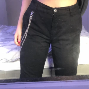 Svarta cargoliknande byxor - Hej🖤 Jag säljer mina gamla cargo liknande byxor från Bershka eftersom att det verkligen inte är min stil längre. Dem är sparsamt använda och har en kedja som går att koppla loss🖤 Inga andra defekter finns på den. Jag är 165 cm och dem är lite korta på mig. Skriv privat om ni är intresserade 💓