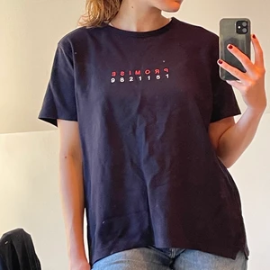 Marinblå T-shirt - En marinblå t-shirt med tryck från H&Ms manavdelning. Som ni ser på sista bilden är materialet lite tjockare med textur. Skulle säga att den även passar S&M💙