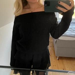 Offshulder sweater  - Svart Offsoulder tröja, köparen står för frakten💕