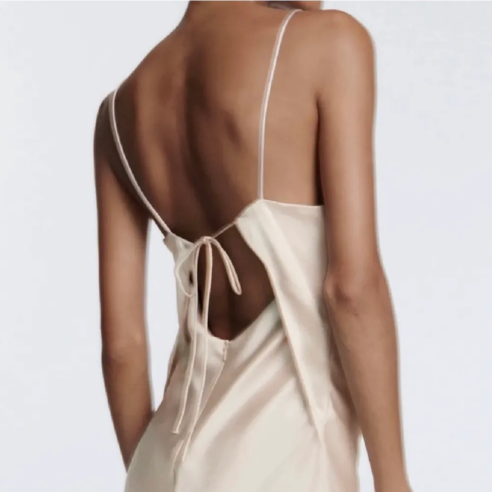 Jätte fin satin klänning från zara i storlek xs, den är öppen i ryggen och aldrig använd med prislapp kvar.. Klänningar.