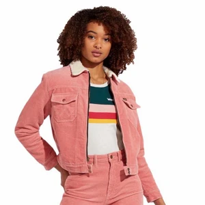 Wrangler jacka - En jätte fin Wrangel jacka i väldigt bra skick. Säljer pga för liten💜