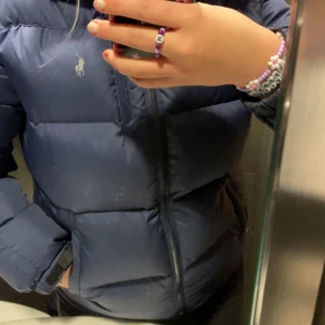 Jacka - Ny annons pga att jag gjorde budgivning som inte går att få bort och många intresserade men oseriösa köpare! Skriv för fler bilder och för att veta längd på jackan och längd på armlängden osv bud från 850 kr nu 