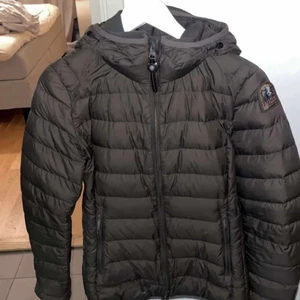 Parajumper Jacka Strl M - Storlek Medium, 8månader gammal, kond 8.5/10