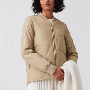 Arket Jakke - Vildt fed jakke fra Arket. Kan sagtens bruge til efteråret med en strik under!❤️‍🔥